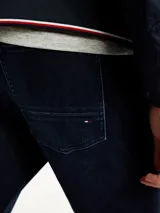 Jeans slim de Tommy Hilfiger confeccionados en denim elástico de mezcla de algodón, con diseño clásico de cinco bolsillos y lavado oscuro.