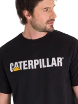 Remera negra de manga corta con cuello redondo y el logotipo de la marca Caterpillar impreso en el pecho en color blanco con detalle amarillo.