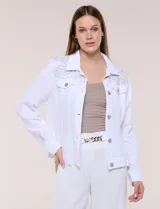 Camperita corta de calce recto color blanco, confeccionada en tejido liviano con textura arrugada. Cuenta con cuello con solapa, diseño estampado sobre los hombros y canesú, cierre frontal con botones de madera rústicos, bolsillos superiores en el pecho con solapa y mangas largas con puño abotonado.