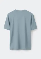 Remera de manga corta gris claro melange, de corte slim y cuello redondo clásico.