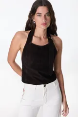 Top negro de cuero con cuello halter y espalda descubierta.