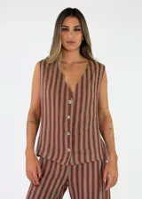 Chaleco sin mangas de corte recto, con escote en V y cierre frontal de botones. Presenta diseño de rayas verticales en tonos terracota y beige.