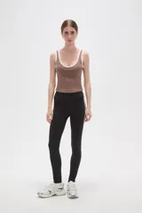 Calza deportiva de tiro alto, color rojo, confeccionada en poliamida con ajuste al cuerpo.