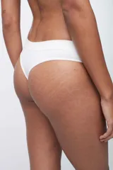 Bombacha tipo colaless de diseño seamless con textura acanalada (rib), de tiro bajo y confeccionada en microfibra suave.
