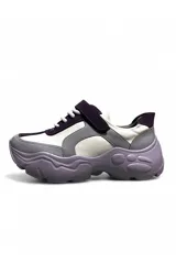 Calzado deportivo Euroteens modelo 885178, de estilo chunky en tonos blanco, beige y naranja, con suela gruesa, cordones blancos y tira con velcro en el empeine.