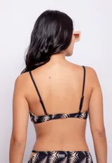 Top de bikini negro con estampado de hojas color beige, breteles finos fijos y gancho en la espalda. Con forro y copas desmontables.