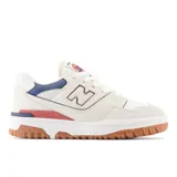 Championes New Balance 550 de cuero color crema con detalles en azul, rosa y rojo.
