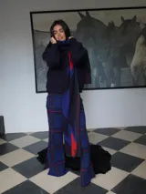 Bufanda grande de punto con estampa geométrica inspirada en diseños Navajo, en combinación de tonos azul, rojo y verde.