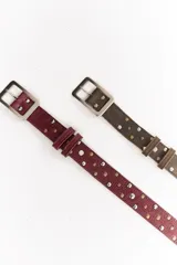 Cinturón negro de cuero con apliques de pelo animal print y hebilla metálica con el logo de la marca.