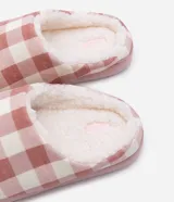 Pantufla cerrada de mujer con estampado de cuadros en tonos rosado y blanco, con interior forrado en material suave y suela de goma.