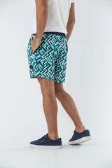 Short de baño azul marino con estampado de hojas de palmera color salmón.