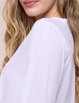 Blusa de silueta suelta color azul, con escote en V y cuello mao. Cuenta con abotonadura frontal, alforzas verticales en el pecho y mangas tres cuartos con puños elastizados.