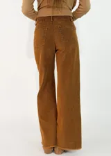 Pantalon de pana de corte recto y tiro medio, con diseño de pierna ancha y ruedo desflecado. Cuenta con cierre frontal y bolsillos laterales.