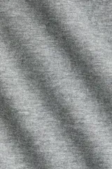 Remera de manga larga en punto de algodón suave, con cuello redondo y corte entallado.