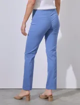 Pantalón de vestir color beige, marca Zac & Rachel, confeccionado en gabardina elastizada. Presenta pretina ancha con faja interna modeladora, largo de pierna con costura frontal pespunteada y bolsillos ojal simulados en la parte trasera.