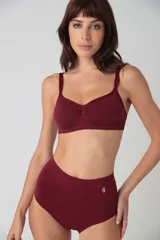 Soutien tipo bralette de microfibra sin costuras, con diseño de doble bretel regulable y detalle fruncido en el centro del escote. Cuenta con cierre de broche doble en la espalda con tres niveles de ajuste.