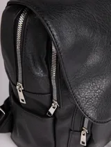 Mochila negra de cuero sintético con solapa y cierre de cordón con dos flecos decorativos con cuentas plateadas. Cuenta con tres compartimentos principales, bolsillos internos adicionales, dos bolsillos laterales y un bolsillo trasero con cierre. Tiene un asa superior fija y dos correas regulables en la espalda.