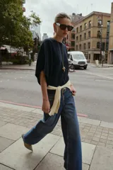 Jersey de punto con cuello redondo y mangas anchas tipo murciélago. Presenta un diseño de corte holgado con terminaciones en rib a tono en el cuello, puños y bajo.