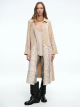 Kimono largo tipo vestido camisero, color beige, con cierre frontal de botones, mangas largas y paneles verticales de encaje floral y tejido calado.