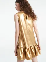 Vestido corto sin mangas color dorado, confeccionado en cuerina con volado en el bajo.