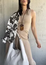 Musculosa beige de tejido de punto acanalado, con cuello redondo y sisas anchas.