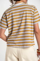 Remera de algodón peinado con diseño de rayas horizontales en tonos mostaza y lila, de corte al cuerpo y manga corta.