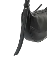 Cartera de hombro de poliuretano efecto cuero color negro, de diseño curvo con cierre superior con cremallera y costuras decorativas. Incluye correa ajustable para el hombro.