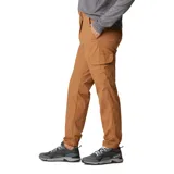 Pantalón de senderismo color marrón, con diseño de pinzas en la cintura, bolsillos cargo laterales y pernera cónica con dobladillo parcialmente elástico. Confeccionado en tejido técnico con tecnología repelente a la humedad y manchas.
