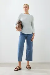 Sweater tejido de punto color rojo con cuello redondo y ruedo curvo.