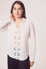 Camisa blanca de algodón con broderie calado en el frente y cuello.