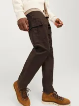 Pantalón cargo marrón de corte relajado, con cierre de gancho y cremallera, bolsillos traseros, frontales y laterales, tiro medio y detalle de cordones en los dobladillos.