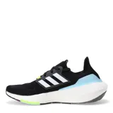 Championes Adidas Ultraboost 22, color negro con detalles en blanco y celeste.
