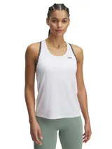 Musculosa deportiva Under Armour de corte clásico, confeccionada en tejido suave y transpirable con tecnología de secado rápido. Presenta diseño de espalda deportiva con detalles de cinta elástica con el logo de la marca y logo frontal pequeño.