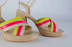 Sandalias color beige con plataforma y tacón cuadrado. Presentan tiras cruzadas en el empeine y tiras largas para atar alrededor del tobillo.