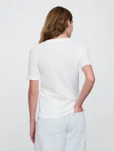 Remera de tejido rib con cuello redondo y mangas cortas, de corte ajustado al cuerpo.