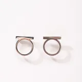 Set de dos anillos plateados con diseño geométrico minimalista.
