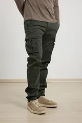 Pantalón cargo negro con bolsillos laterales con fuelle y corte recto.