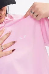 Remerón negro de corte amplio y relajado, con hombros caídos y mangas amplias, confeccionado en algodón suave. Presenta un pequeño logo blanco bordado en el pecho.
