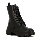 Bota negra de cuero sintético, con caña media, acordonada y con suela track.