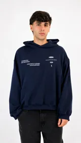Hoodie de algodón color azul marino con capucha y estampado gráfico en el pecho con texto y detalles en color blanco.