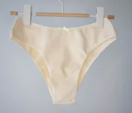 Bombacha básica de tiro alto color beige, confeccionada en algodón elastizado.