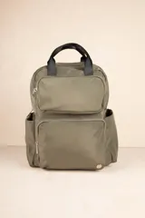 Mochila color verde militar de nylon con asa fija doble, dos bolsillos externos frontales con cierre, dos compartimentos laterales y un compartimento interno grande.
