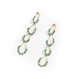 Par de aros colgantes dorados con forma de gota y cuentas verdes.