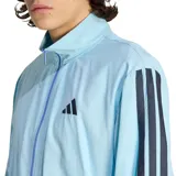 Campera deportiva Adidas de cuello alto con cierre frontal, confeccionada en tela técnica color celeste. Presenta las icónicas tres tiras en color azul oscuro a lo largo de las mangas y el logo de la marca estampado en el pecho.