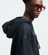 Campera tipo bomber confeccionada en tejido de jean, con cierre frontal de cremallera, capucha ajustable con cordones y bolsillos frontales. Presenta puños y cintura elásticos, ofreciendo un ajuste cómodo y un estilo urbano.