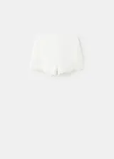 Short blanco de tiro regular, corte recto y largo corto, confeccionado en mezcla de algodón y lino, con detalle de bordado en el bajo.