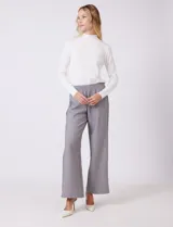 Pantalon de corte wide leg en color gris, con cintura elastizada y franjas laterales en contraste. Presenta un diseño de pierna recta y holgada.