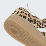 Championes Adidas modelo Handball Spezial, con estampado animal print de leopardo, franjas laterales blancas y suela de goma translúcida.