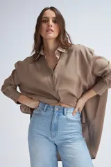 Camisa oversize color visón, de manga larga y corte holgado.