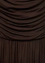 Vestido largo color marrón, con diseño palabra de honor y cuerpo entallado con detalle fruncido en la cintura. La falda presenta una caída fluida y amplia.